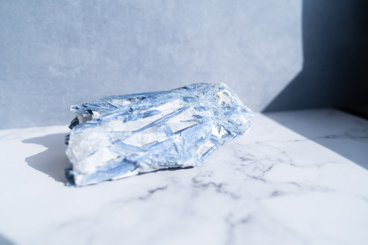 お金とチャンスの流れを整える石|カイヤナイト 原石 Kyanite Rough Stone
