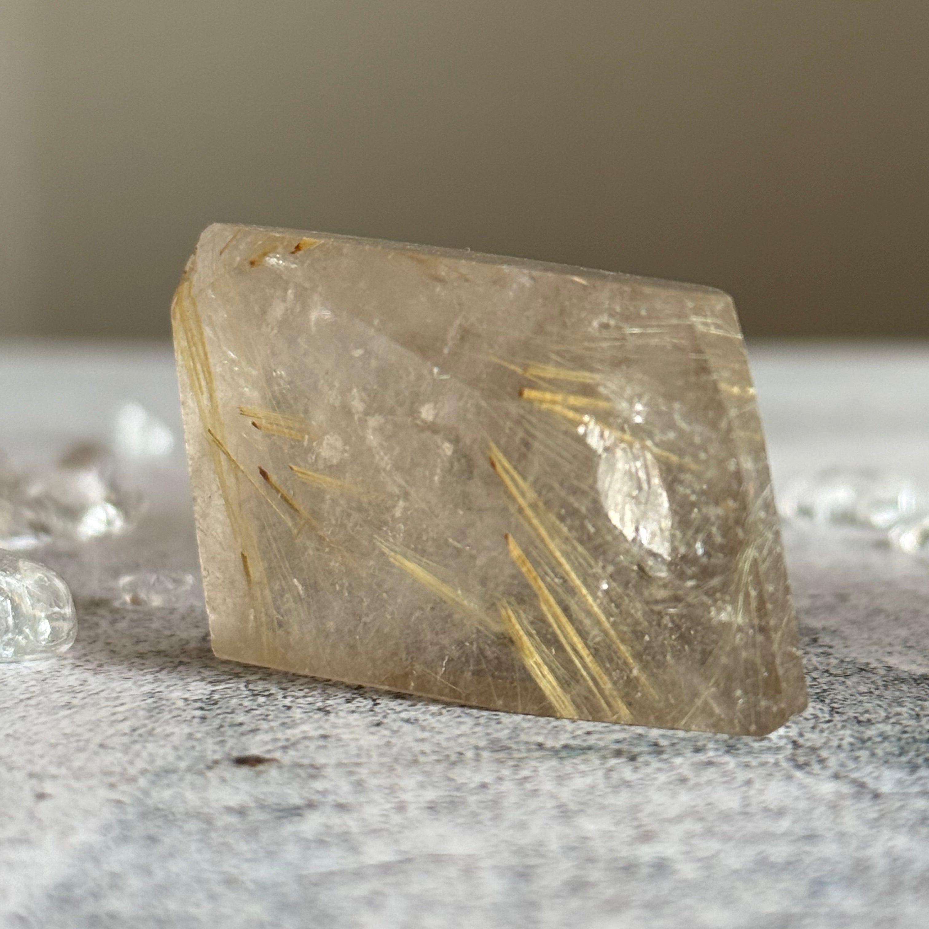 ゴールデンルチルクォーツ フリーフォーム 虹入り 一点もの | 石の