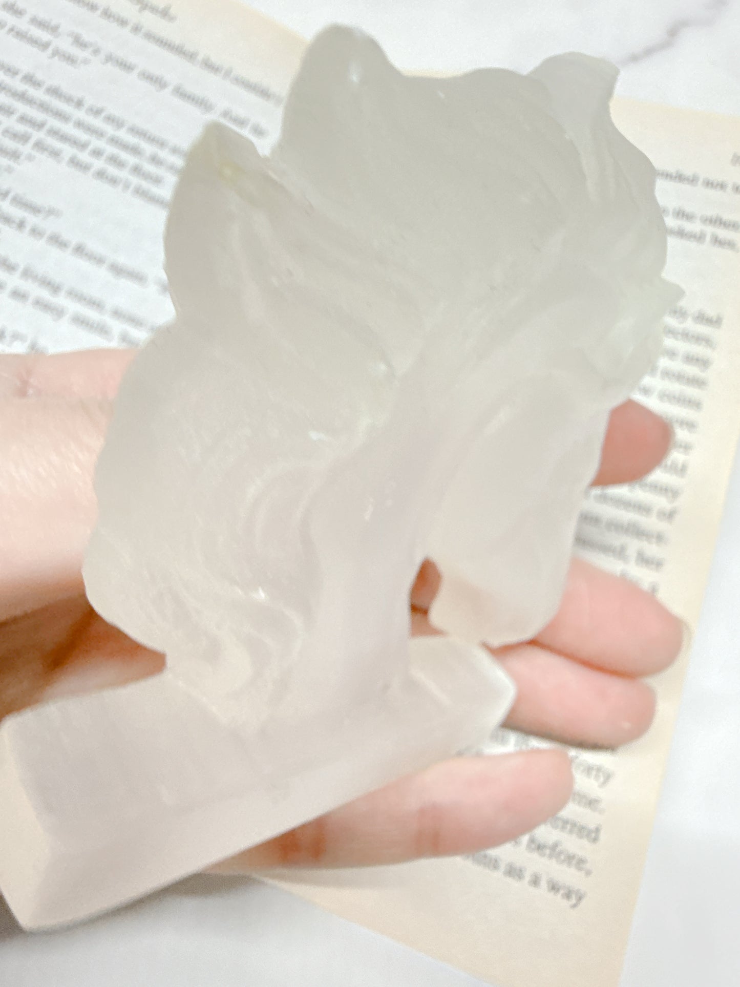 送料無料 天然石 セレナイト ユニコーン(右向き)|未来へ進む意図を澄ませる光の守り