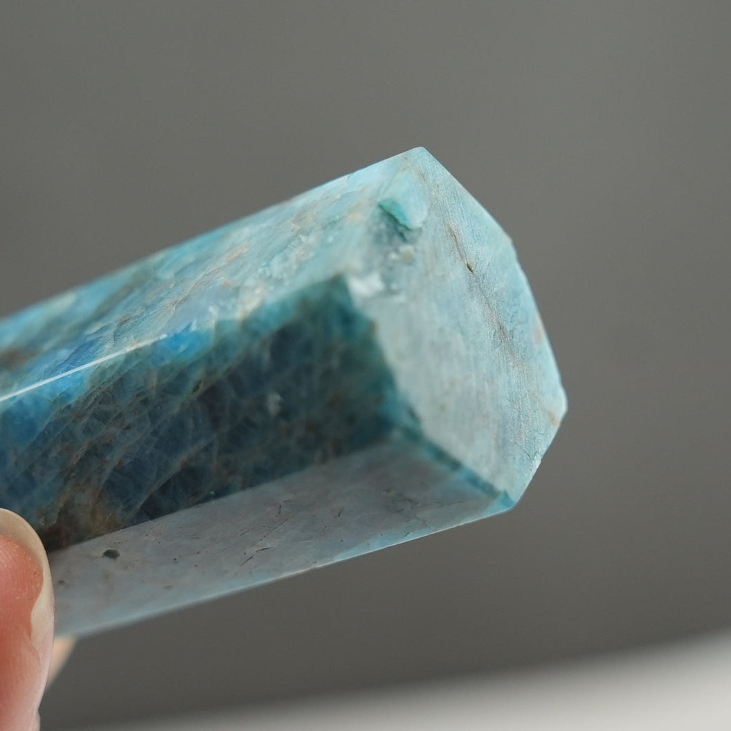迷いから抜け出して進むべき道が見える未来の石|ブルーアパタイト タワー Blue Apatite Tower
