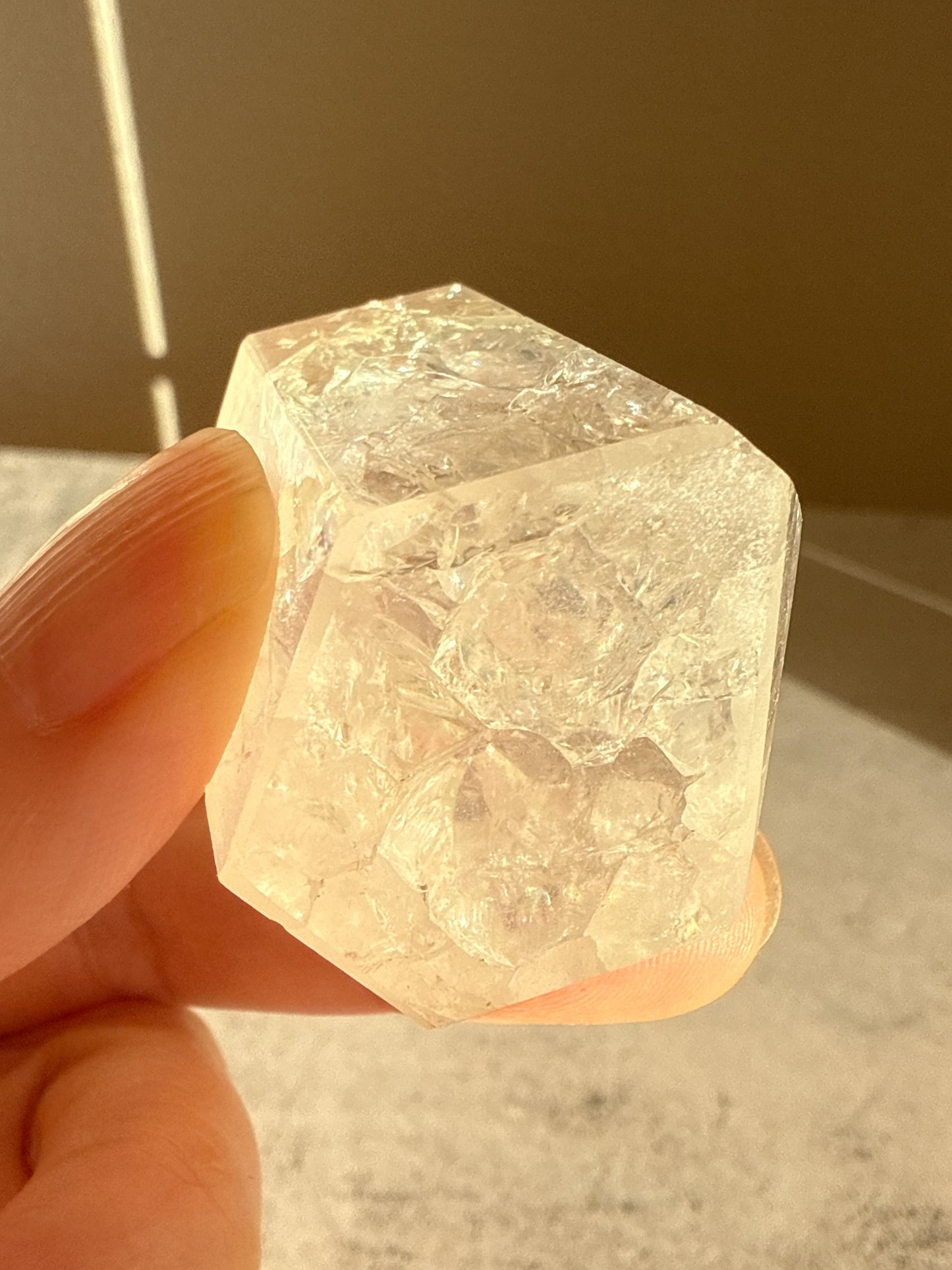 天然石 クラックオーラクォーツ タワー A 62g|光と幸運を引き寄せるプリズムタワー