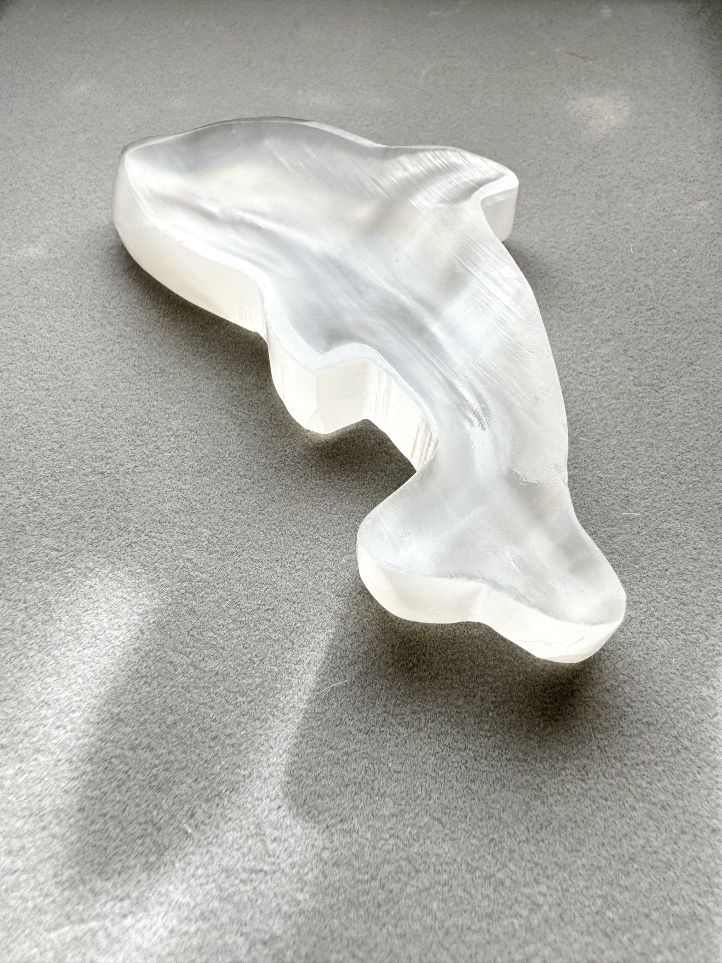 心をやさしく整える光の癒し|セレナイト イルカプレート Selenite Dolphin Plate
