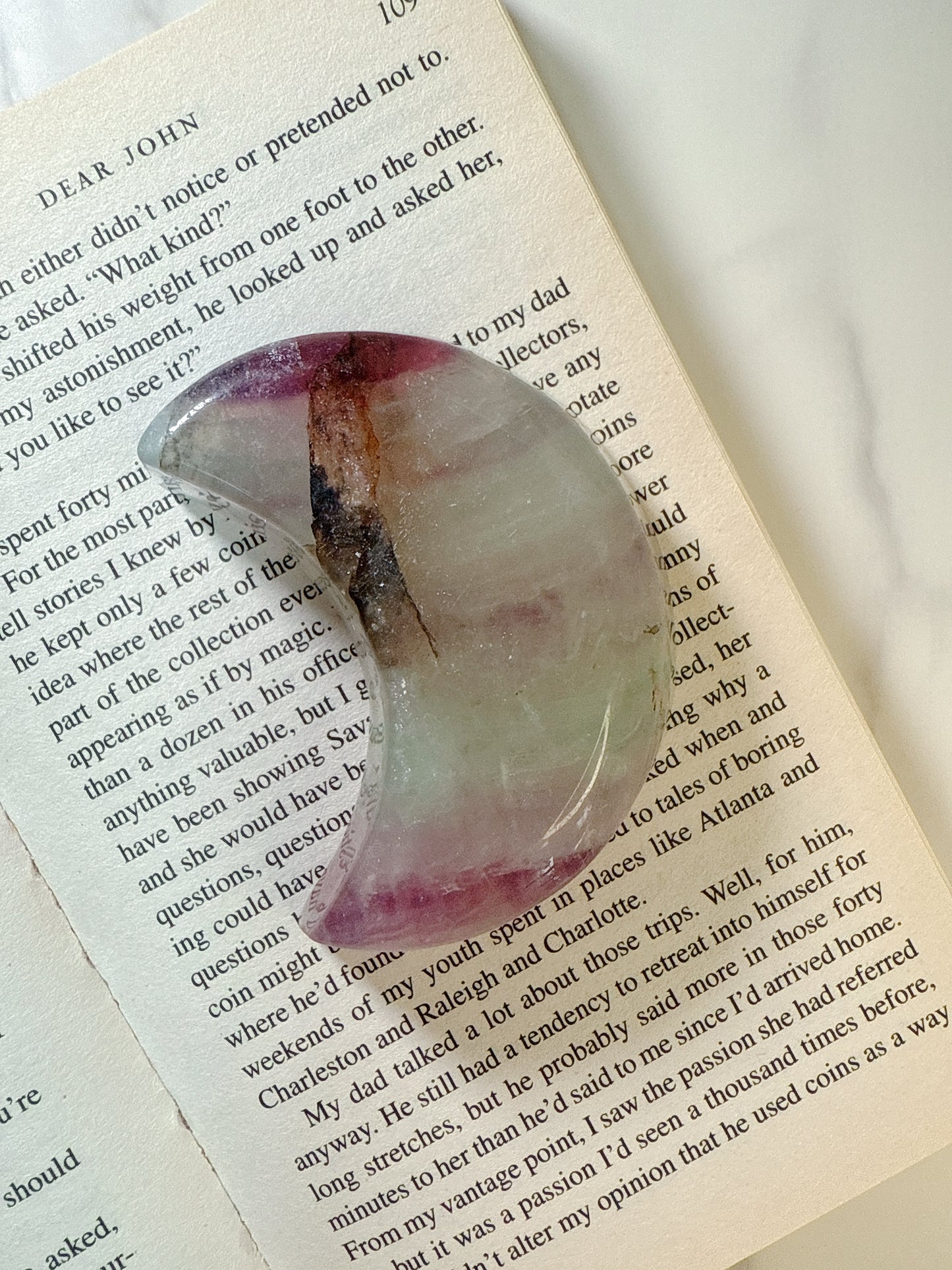 月の光を抱くヒーリングプレート｜フローライト 月型 小皿 トレイFluorite Moon Dish