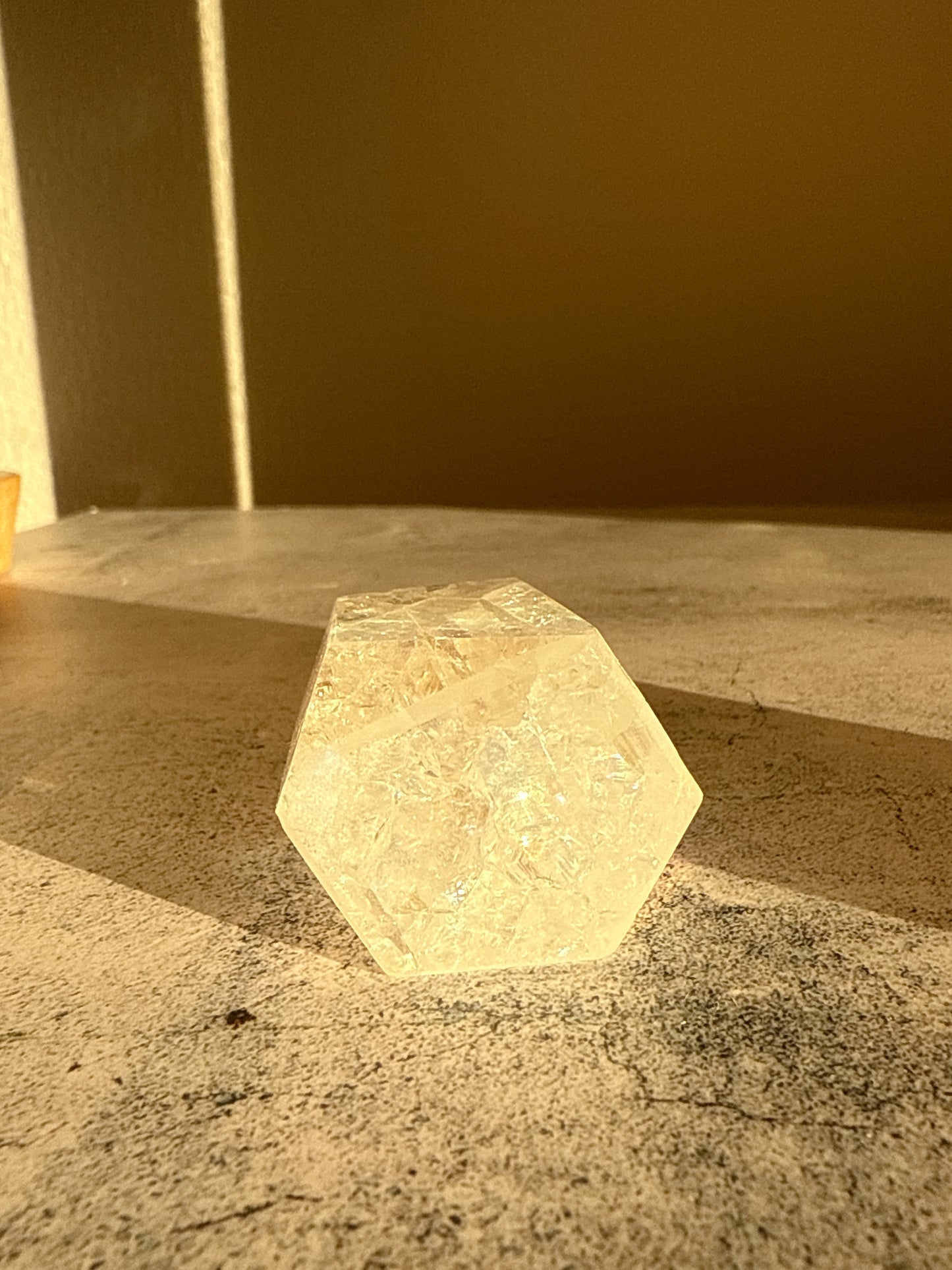 天然石 クラックオーラクォーツ タワー A 62g｜光と幸運を引き寄せるプリズムタワー