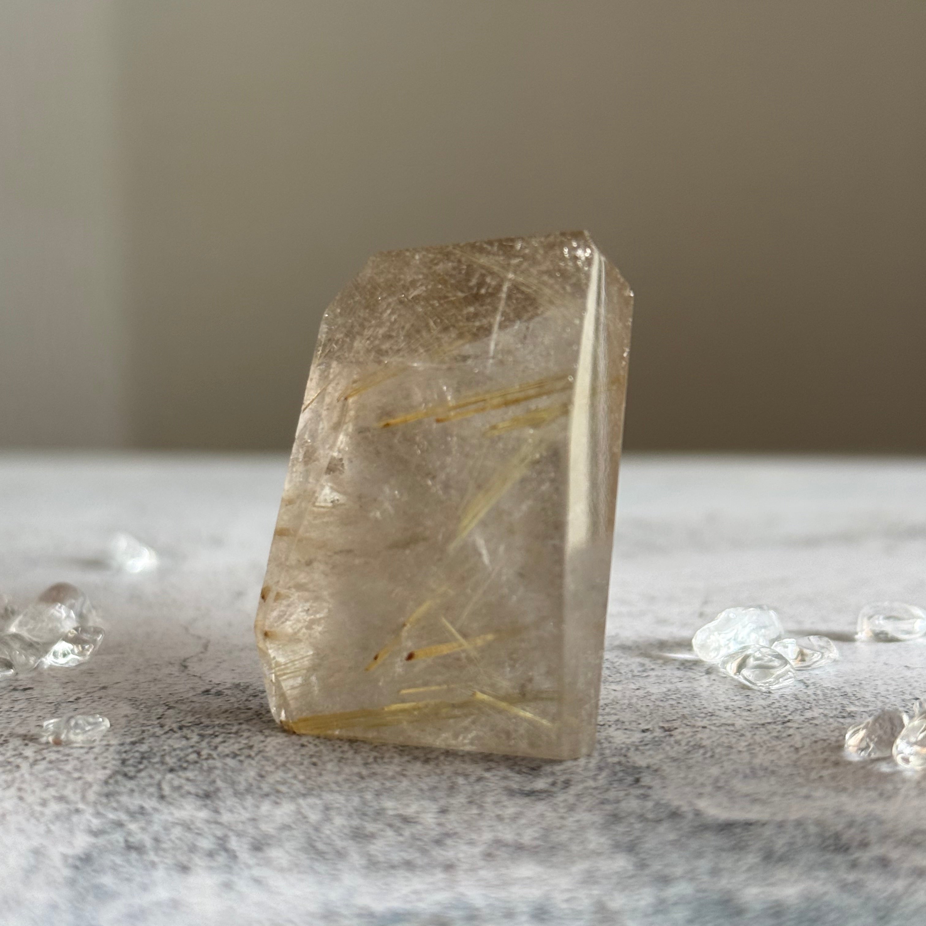 ゴールデンルチルクォーツ フリーフォーム 虹入り 一点もの | 石の