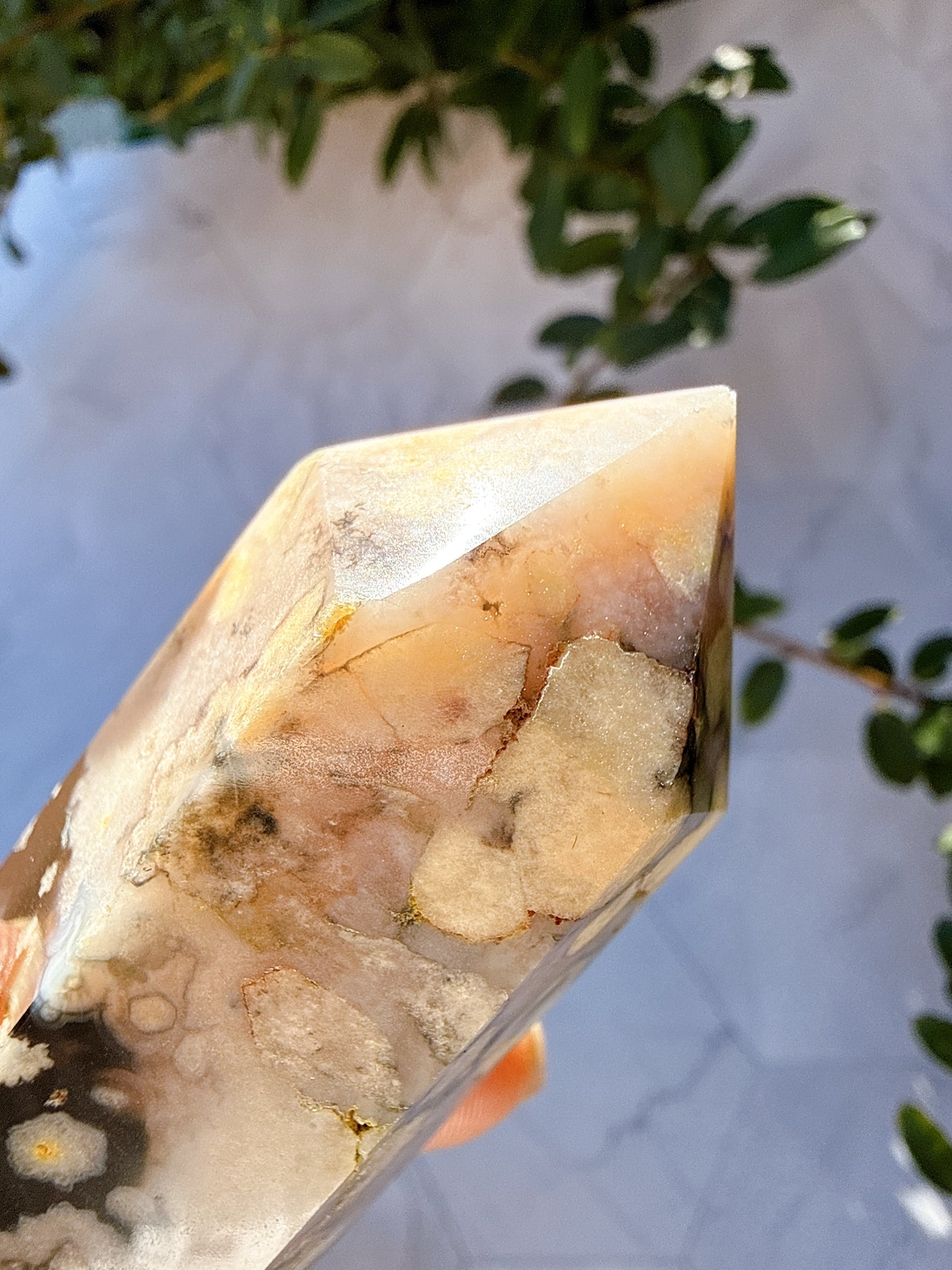 ブラックフラワーアゲート タワー｜可憐さの奥に、譲らない芯を宿す