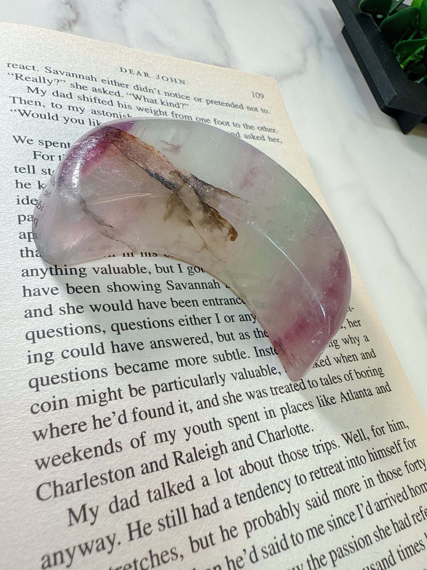 月の光を抱くヒーリングプレート｜フローライト 月型 小皿 トレイFluorite Moon Dish