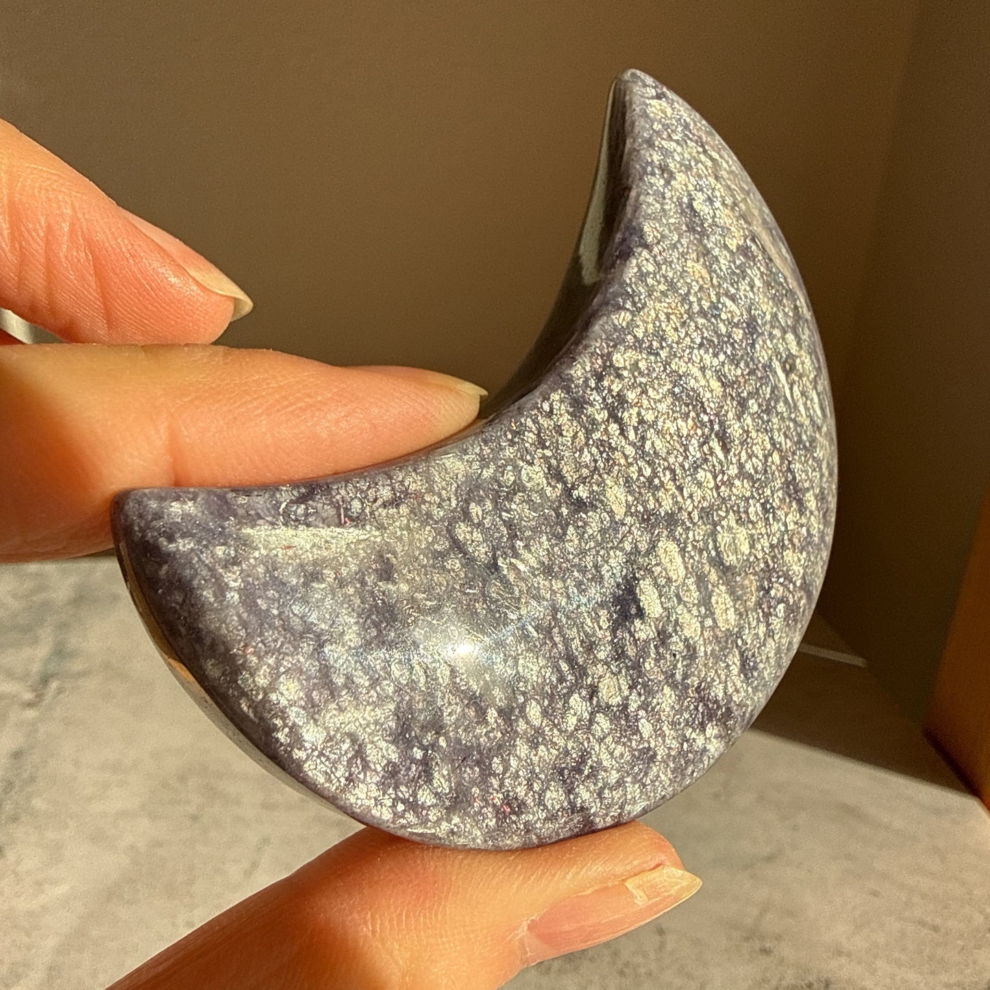 アイオライト 月 台座付き Cordierite Moon