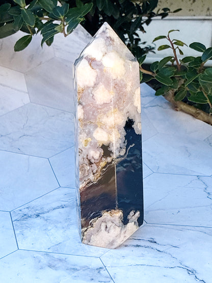 ブラックフラワーアゲート タワー｜可憐さの奥に、譲らない芯を宿す