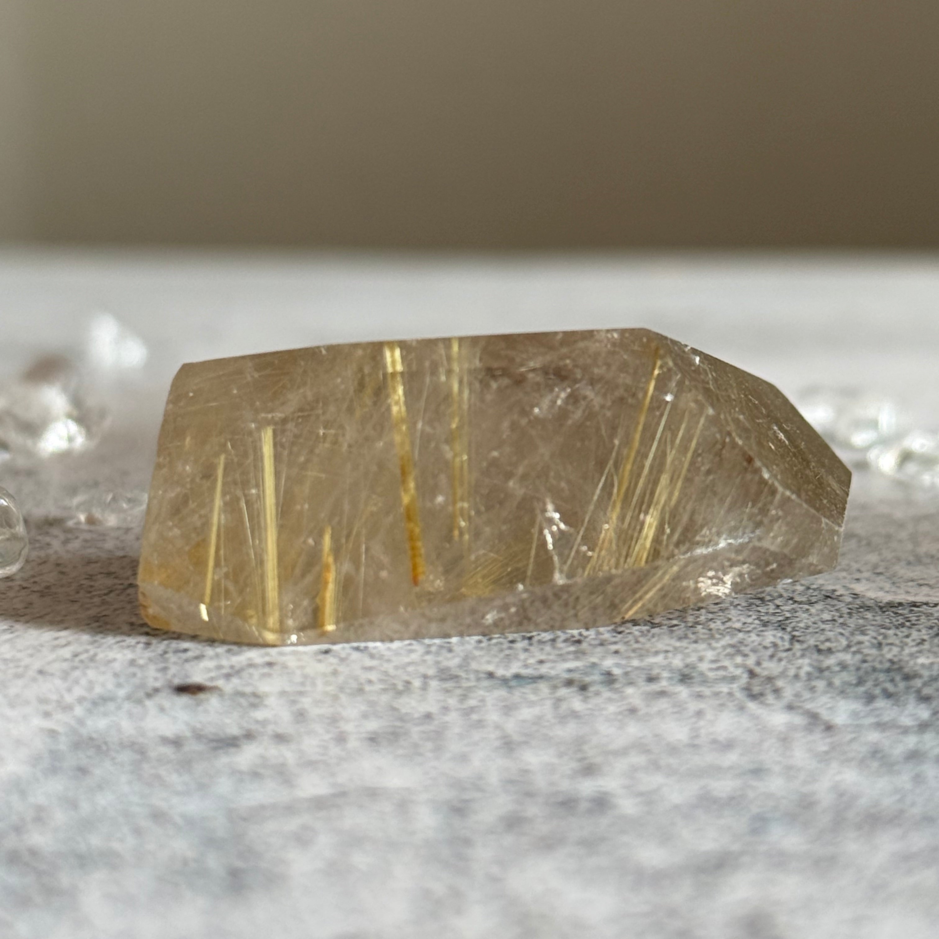 ゴールデンルチルクォーツ フリーフォーム 虹入り 一点もの | 石の