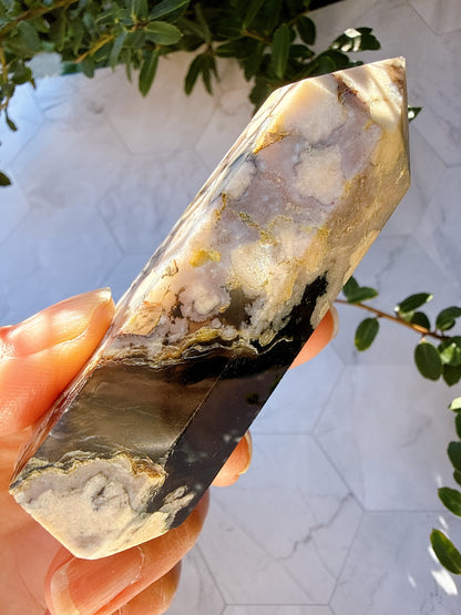 ブラックフラワーアゲート タワー｜可憐さの奥に、譲らない芯を宿す