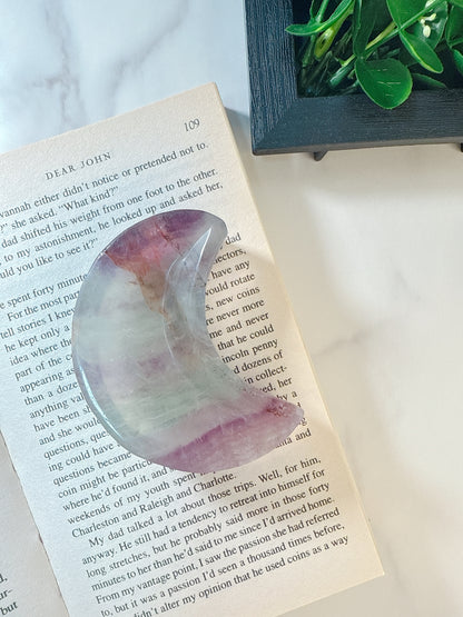 月の光を抱くヒーリングプレート｜フローライト 月型 小皿 トレイFluorite Moon Dish