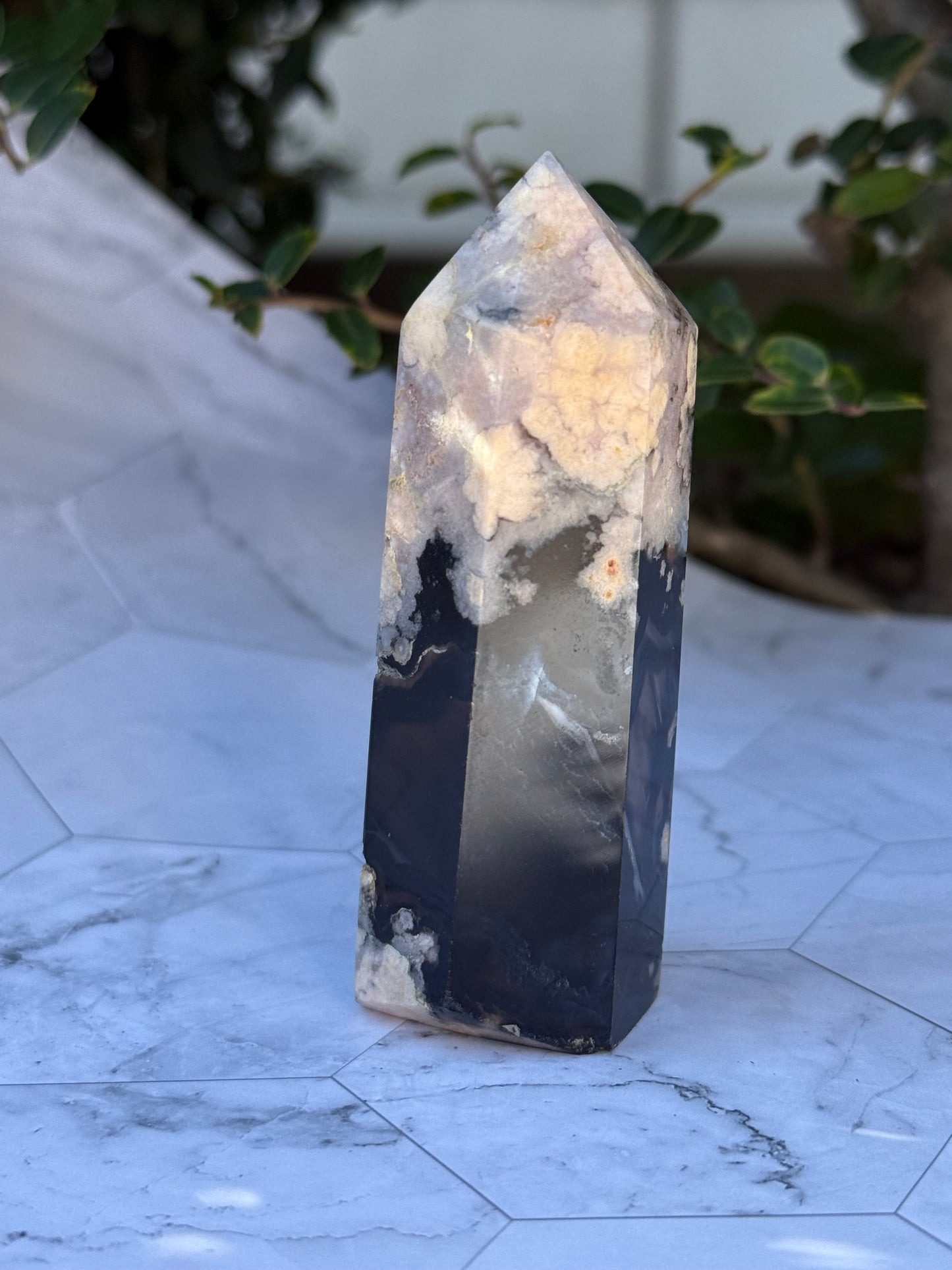 ブラックフラワーアゲート タワー｜可憐さの奥に、譲らない芯を宿す