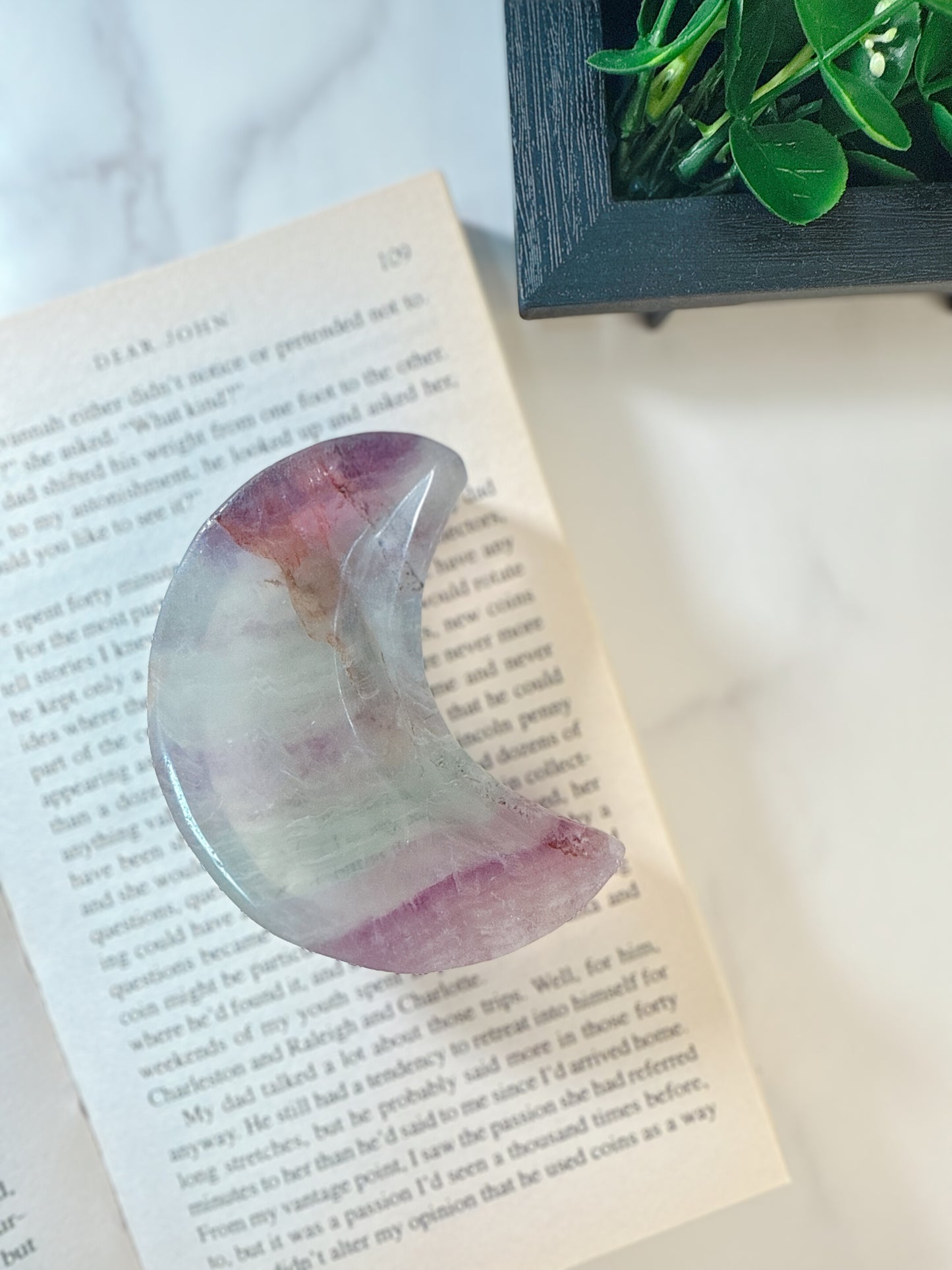 月の光を抱くヒーリングプレート｜フローライト 月型 小皿 トレイFluorite Moon Dish