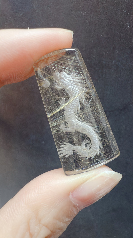 天然石 水晶 ルチルクォーツ 龍 ドラゴン｜思考を巡らせ、流れを整える昇り龍