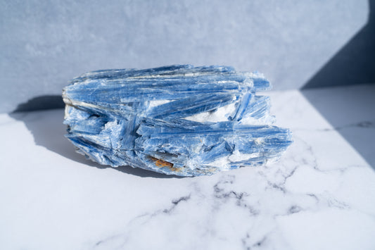 お金とチャンスの流れを整える石｜カイヤナイト 原石 Kyanite Rough Stone