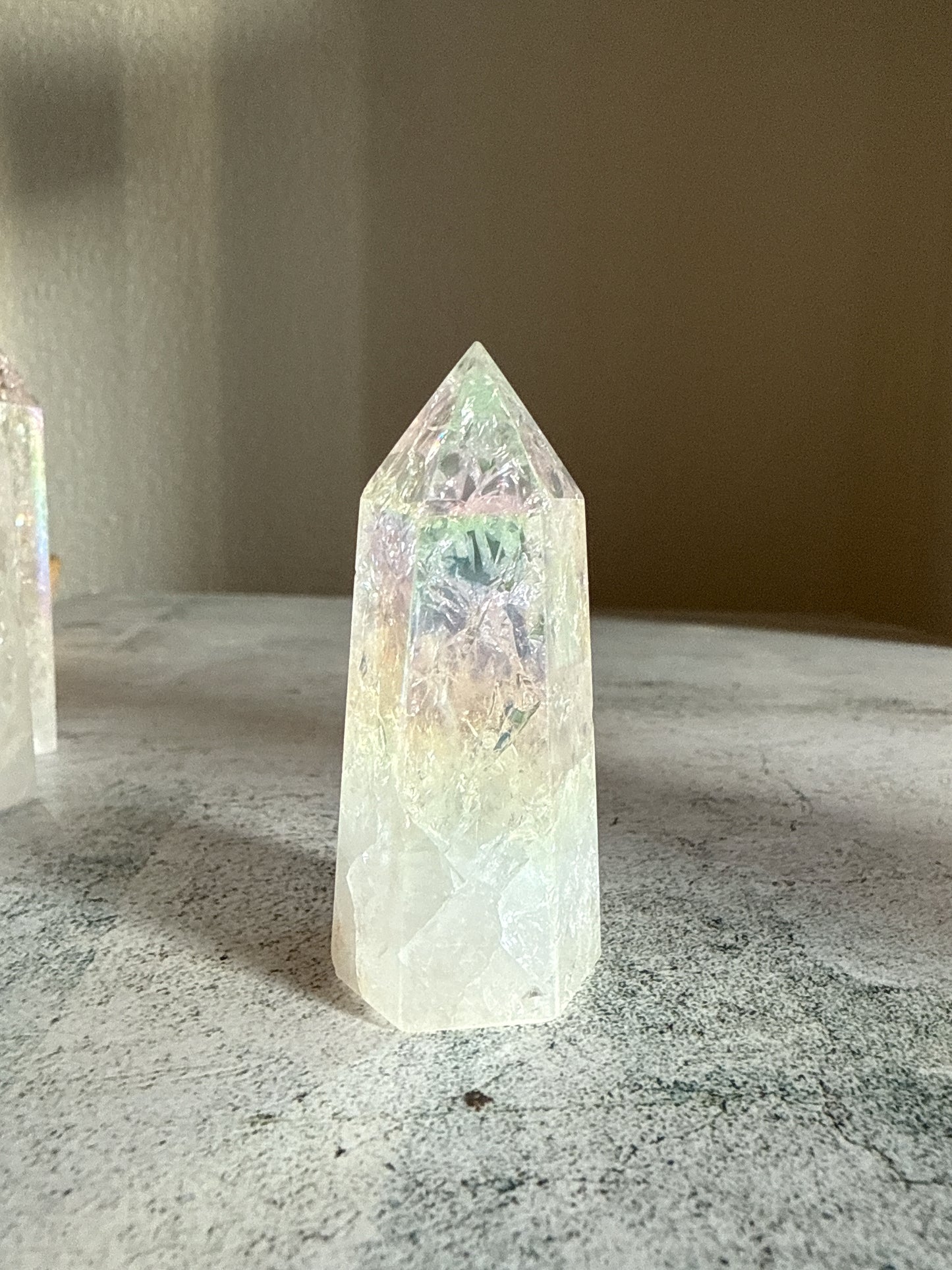 天然石 クラックオーラクォーツ タワー c 48g｜光と幸運を引き寄せるプリズムタワー