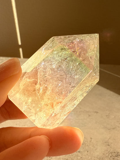 天然石 クラックオーラクォーツ タワー A 62g｜光と幸運を引き寄せるプリズムタワー