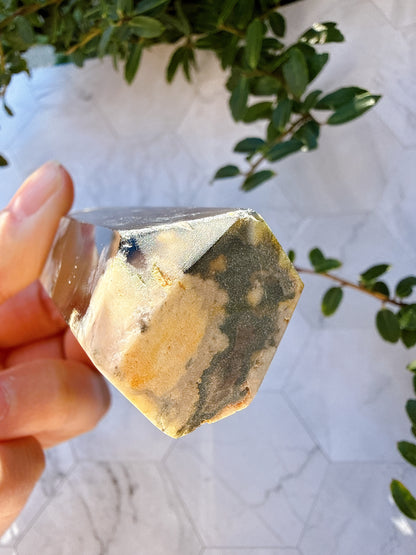 ブラックフラワーアゲート タワー｜可憐さの奥に、譲らない芯を宿す