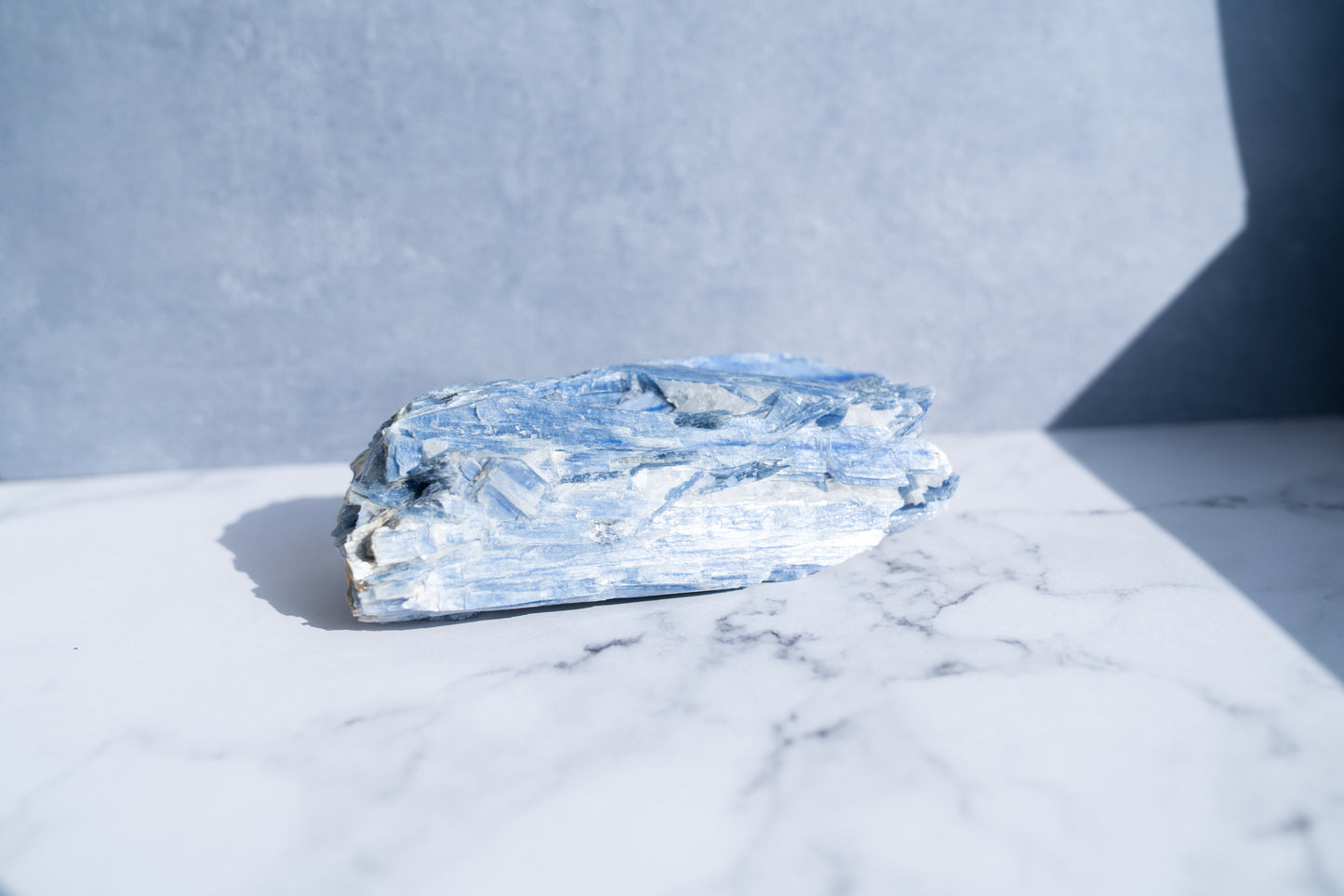お金とチャンスの流れを整える石｜カイヤナイト 原石 Kyanite Rough Stone