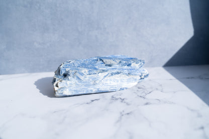 お金とチャンスの流れを整える石｜カイヤナイト 原石 Kyanite Rough Stone
