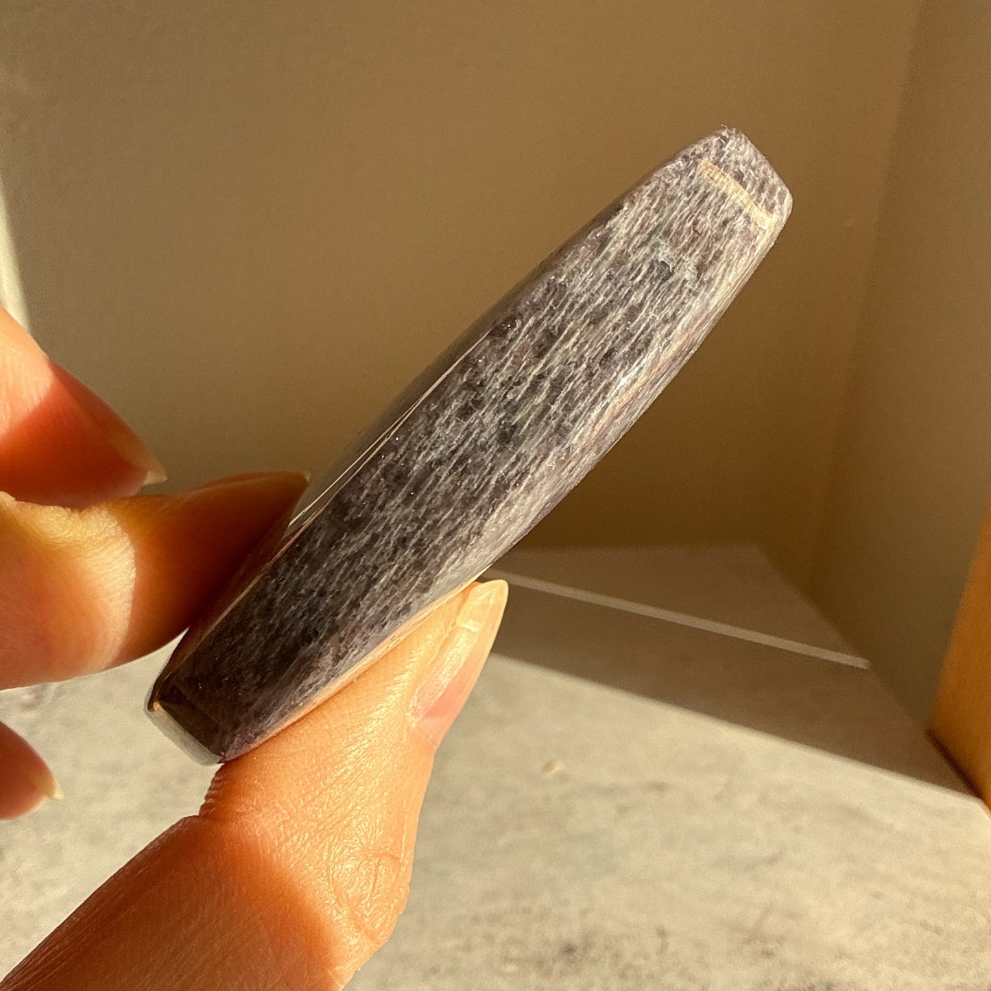 アイオライト 月 台座付き Cordierite Moon