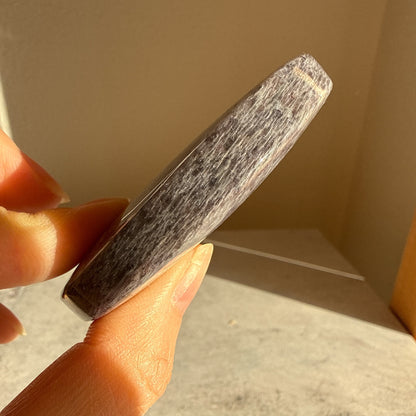 アイオライト 月 台座付き Cordierite Moon