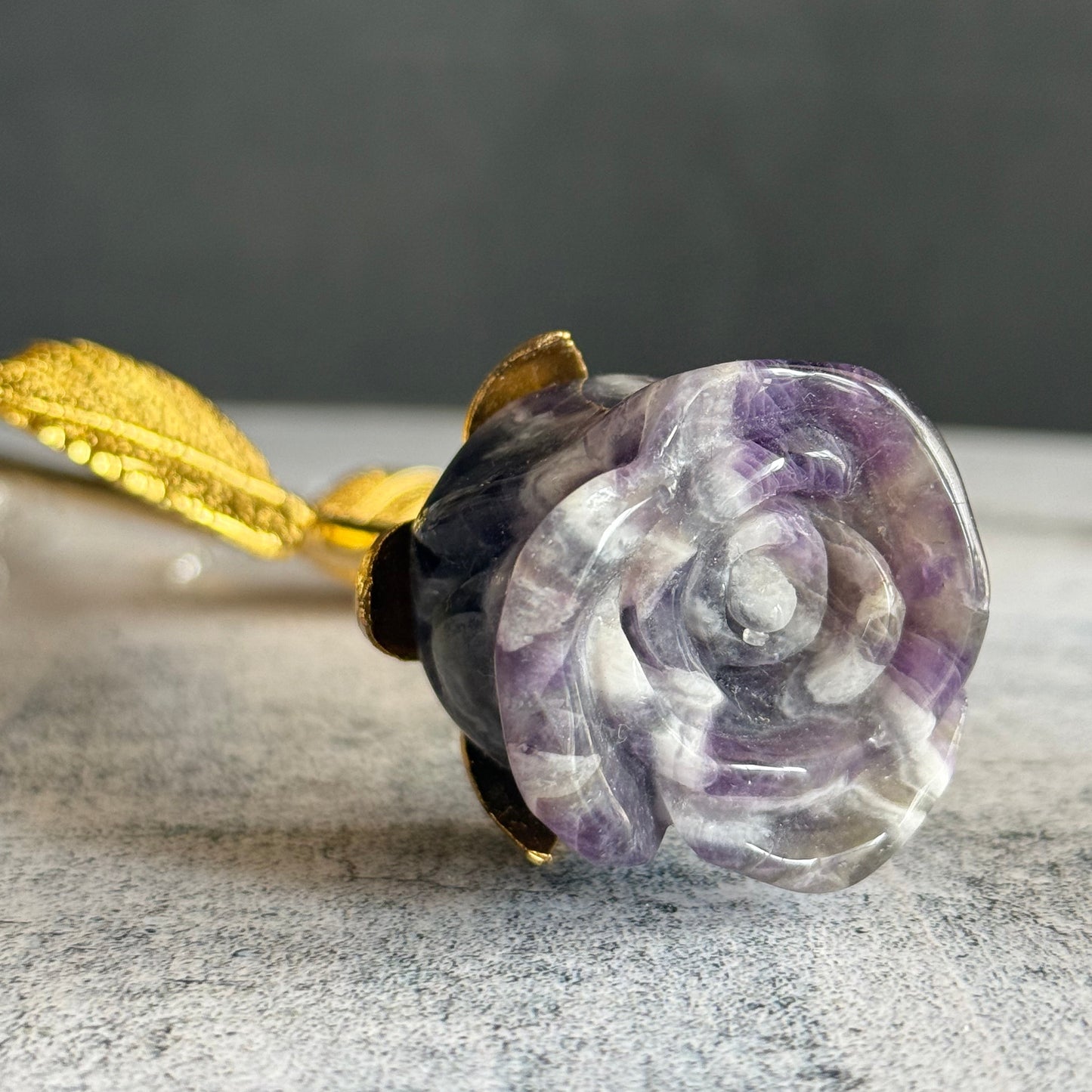アメジスト バラ 薔薇｜心をほどく静かな一輪