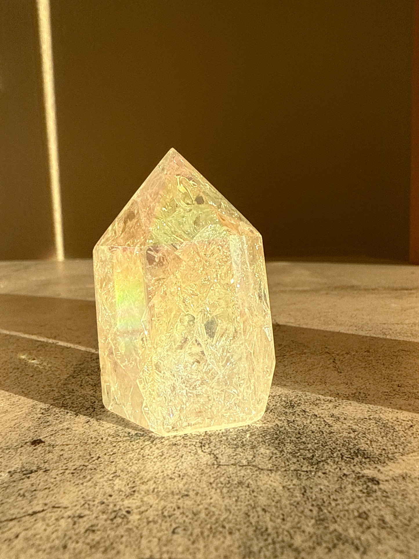天然石 クラックオーラクォーツ タワー A 62g｜光と幸運を引き寄せるプリズムタワー