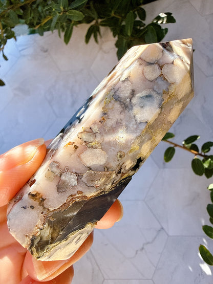 ブラックフラワーアゲート タワー｜可憐さの奥に、譲らない芯を宿す