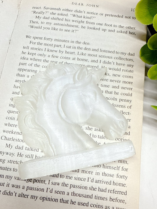 送料無料 天然石 セレナイト ユニコーン（右向き）｜未来へ進む意図を澄ませる光の守り