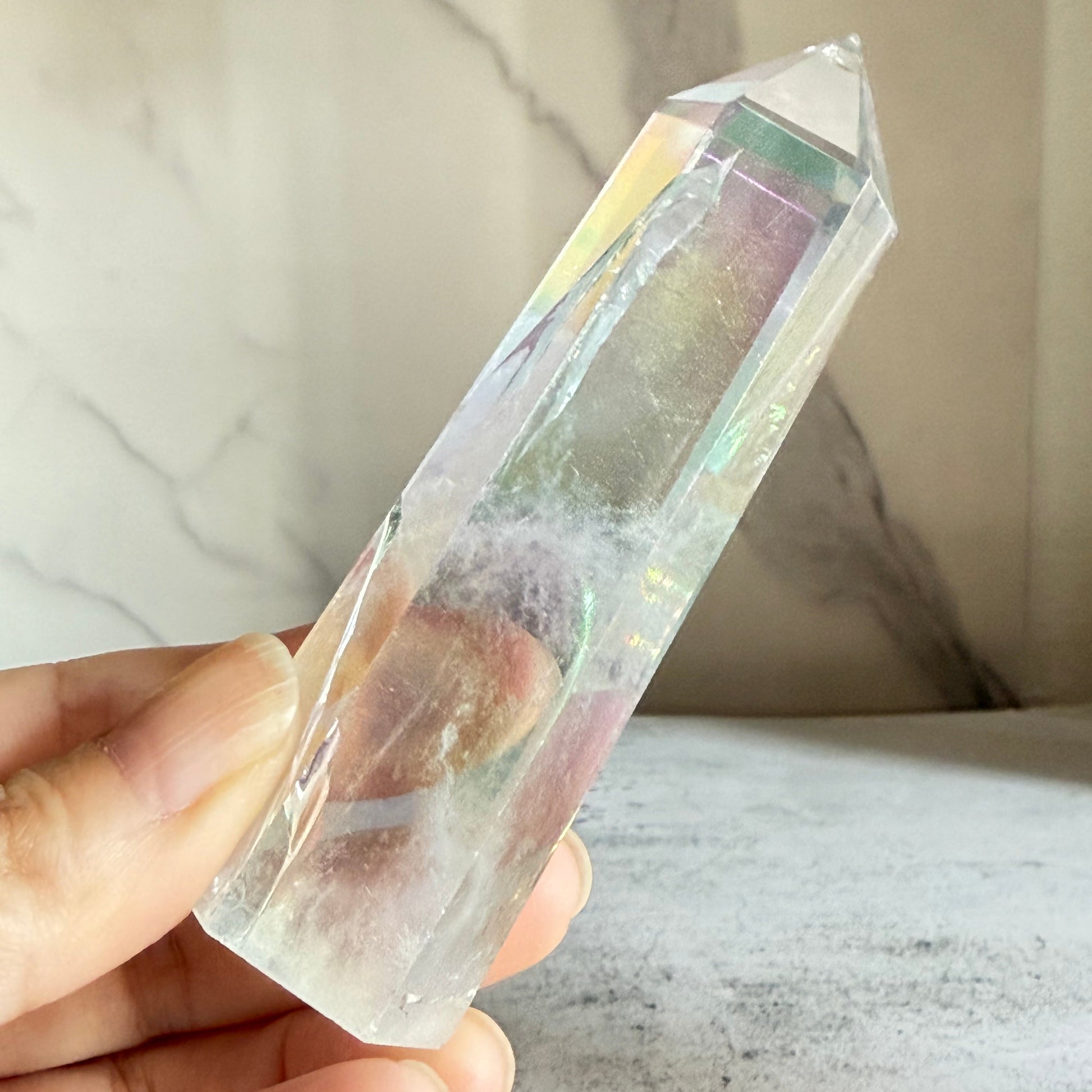 エンジェルオーラクォーツ タワー　手で持ったとき