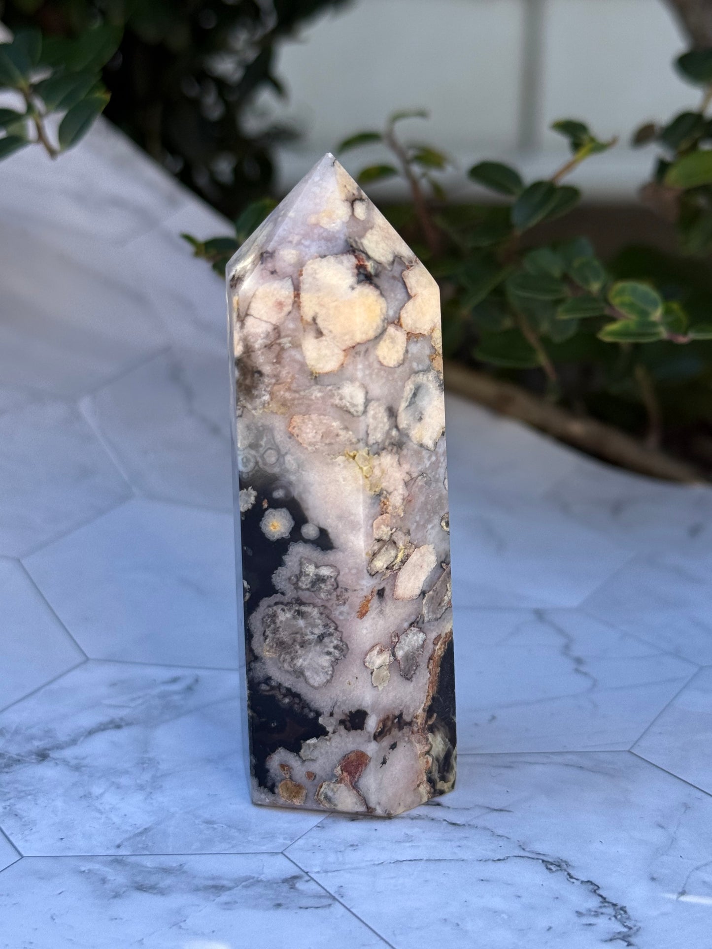 ブラックフラワーアゲート タワー｜可憐さの奥に、譲らない芯を宿す