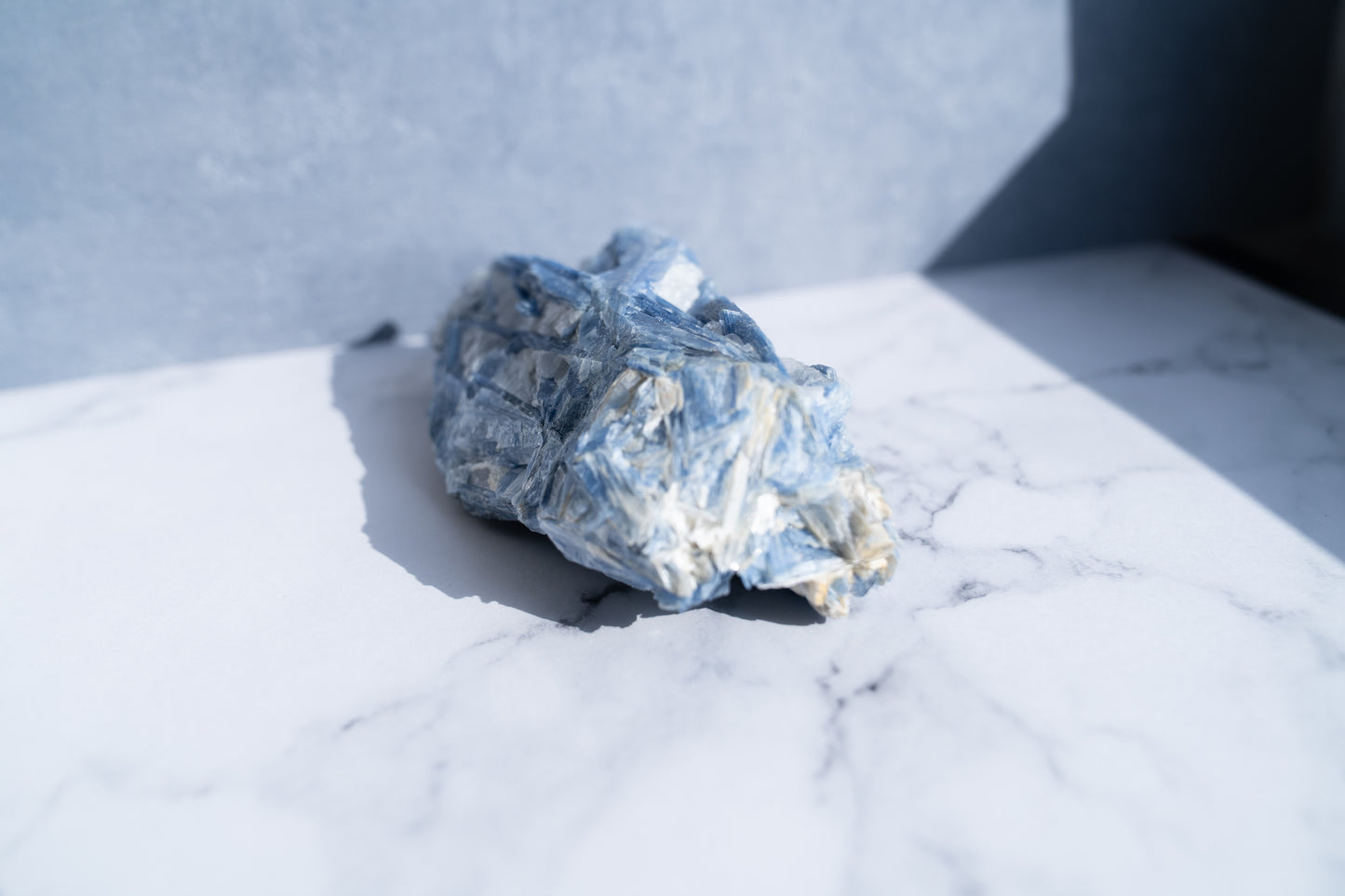 お金とチャンスの流れを整える石｜カイヤナイト 原石 Kyanite Rough Stone