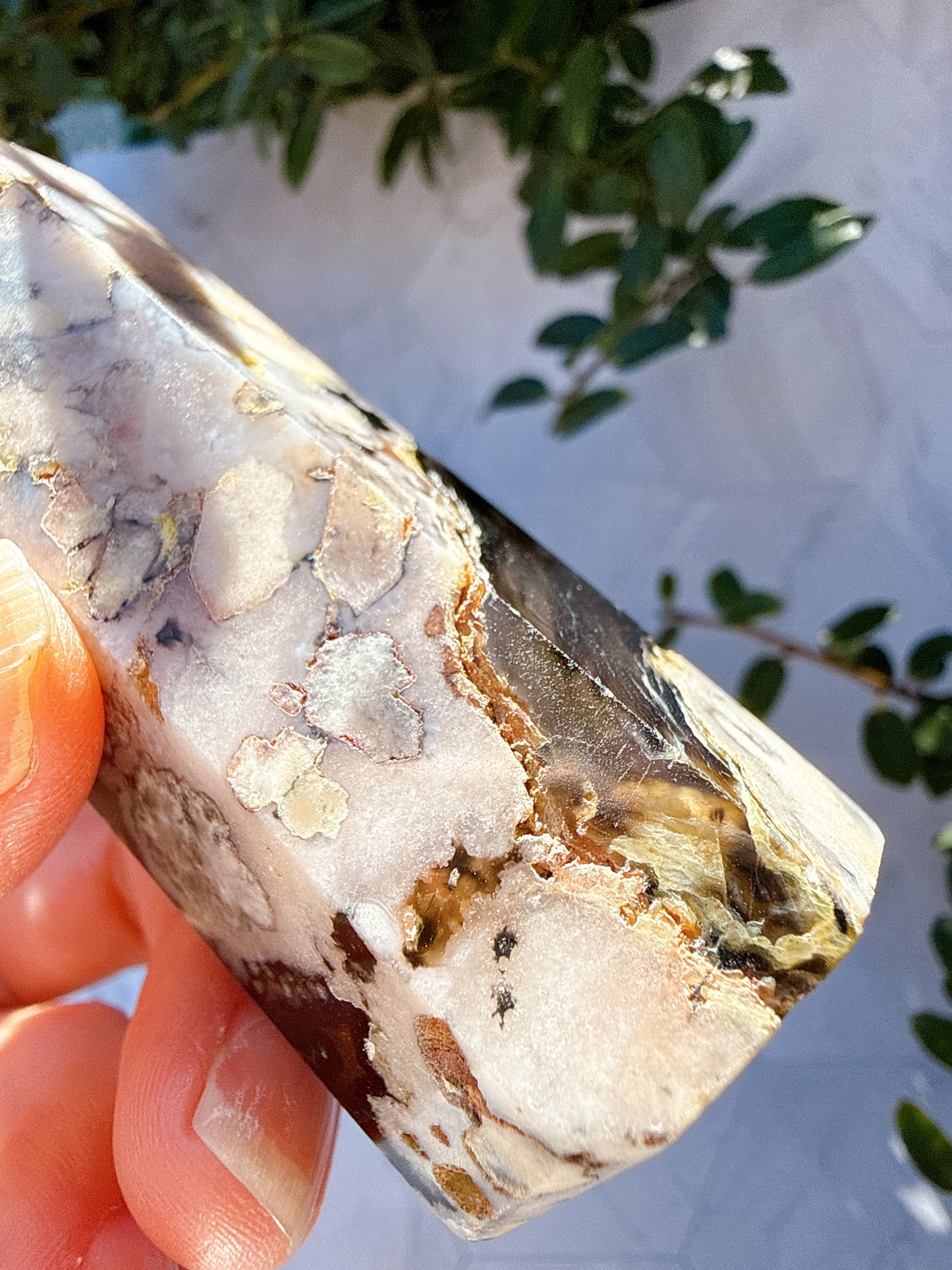 ブラックフラワーアゲート タワー｜可憐さの奥に、譲らない芯を宿す