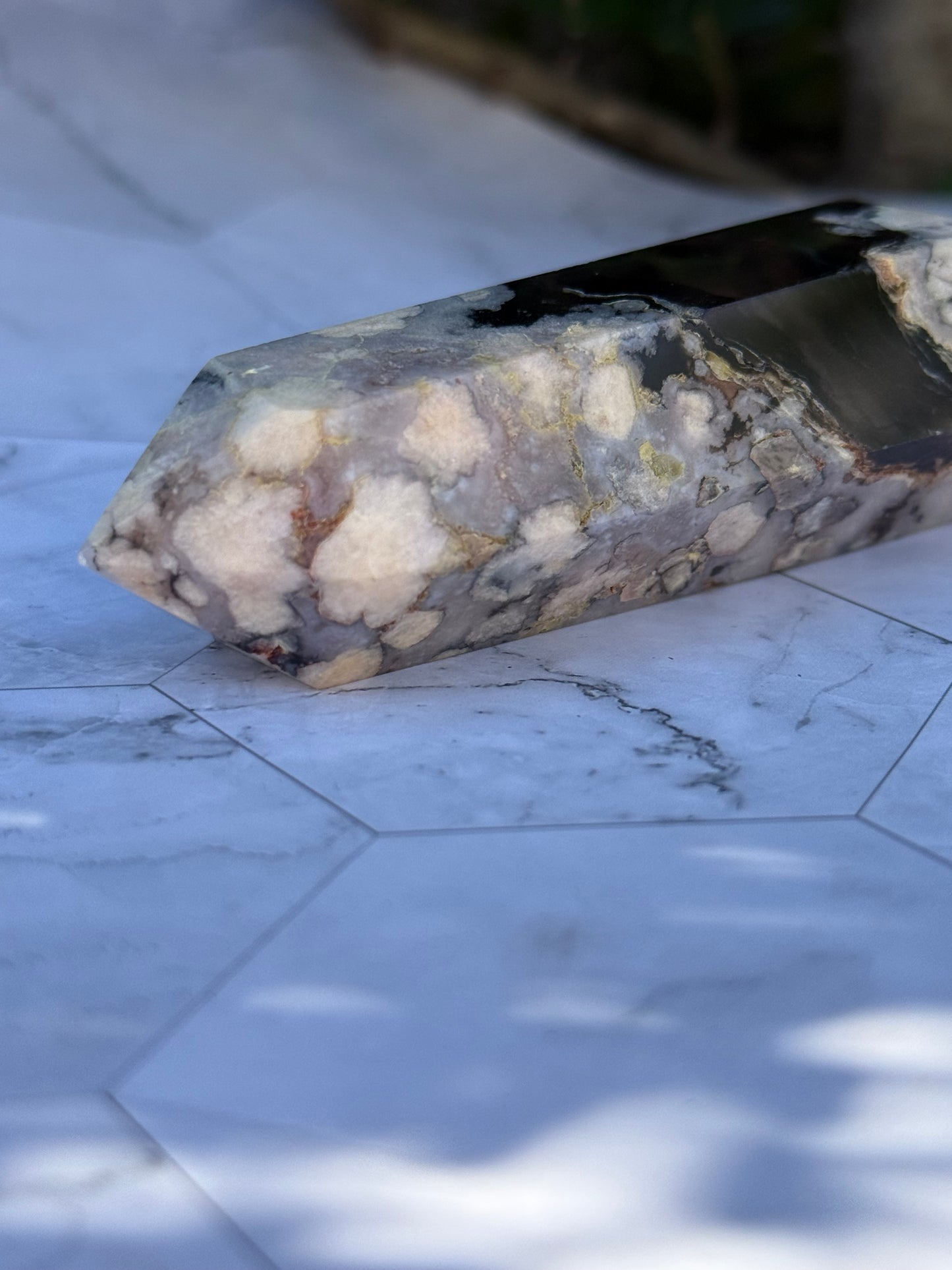 ブラックフラワーアゲート タワー｜可憐さの奥に、譲らない芯を宿す