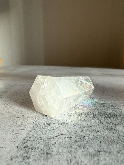 天然石 クラックオーラクォーツ タワー c 48g｜光と幸運を引き寄せるプリズムタワー