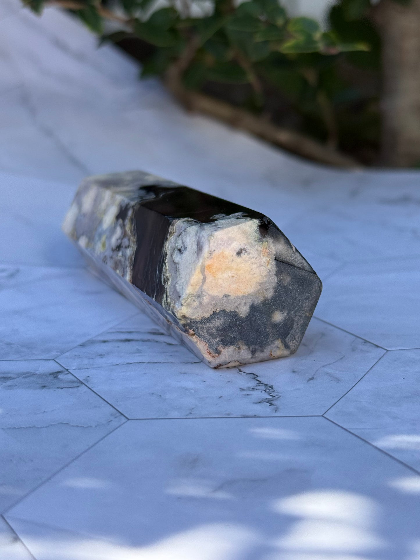 ブラックフラワーアゲート タワー｜可憐さの奥に、譲らない芯を宿す