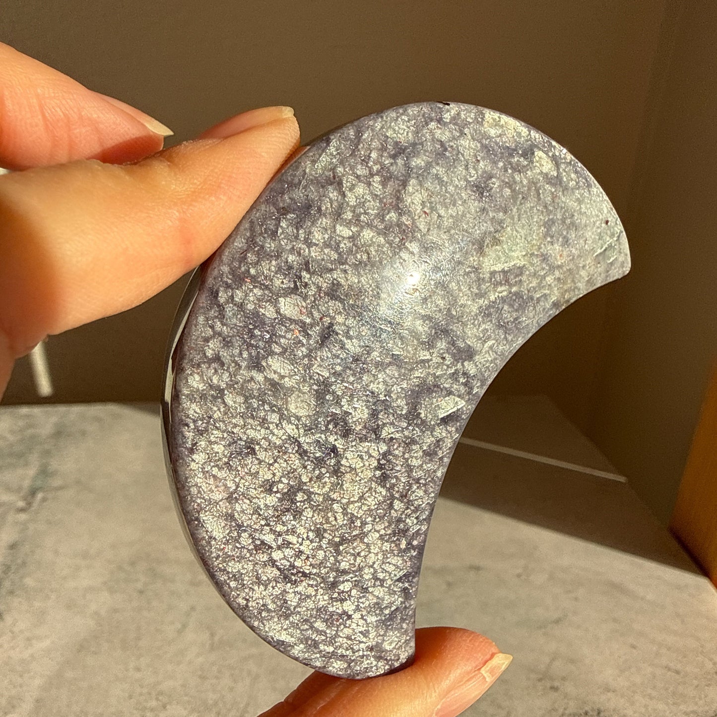 アイオライト 月 台座付き Cordierite Moon