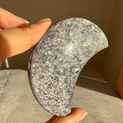 アイオライト 月 台座付き Cordierite Moon