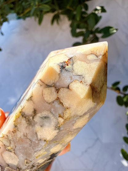 ブラックフラワーアゲート タワー｜可憐さの奥に、譲らない芯を宿す