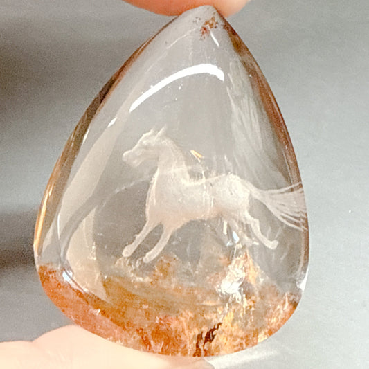 天然石 クリアクォーツ 馬 ドロップ 彫刻｜大地を蹴り、前へ進む力
