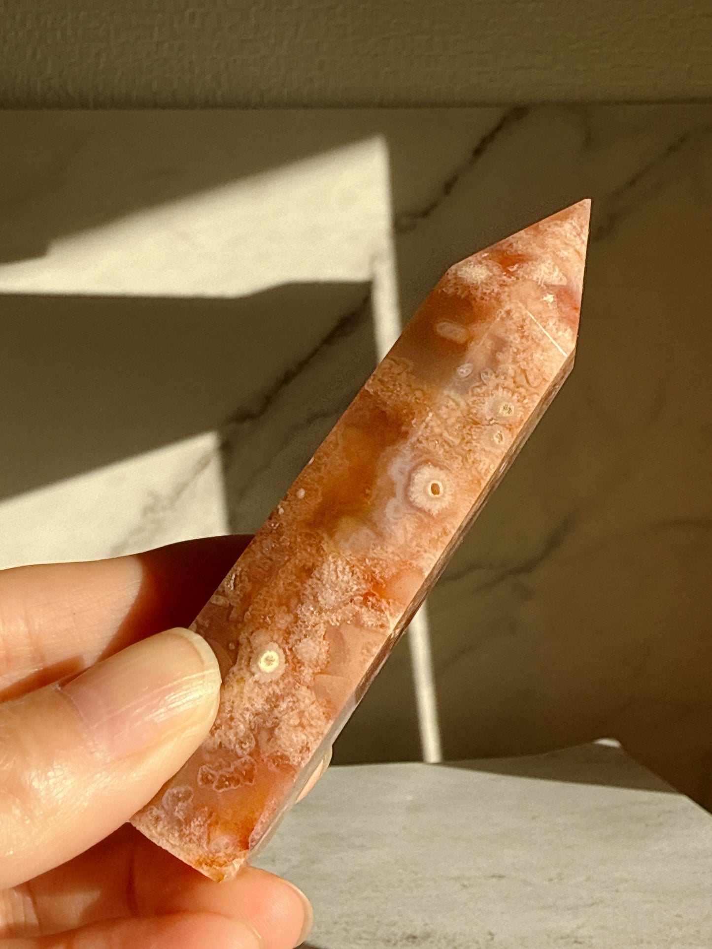 レッドフラワーアゲート タワー｜小さな積み重ねを大きな力に変える応援石