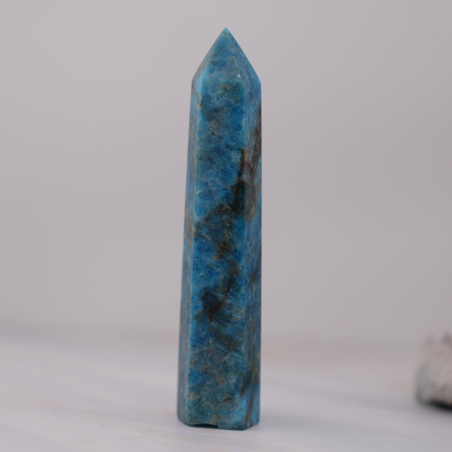 迷いから抜け出して進むべき道が見える未来の石｜ブルーアパタイト タワー Blue Apatite Tower