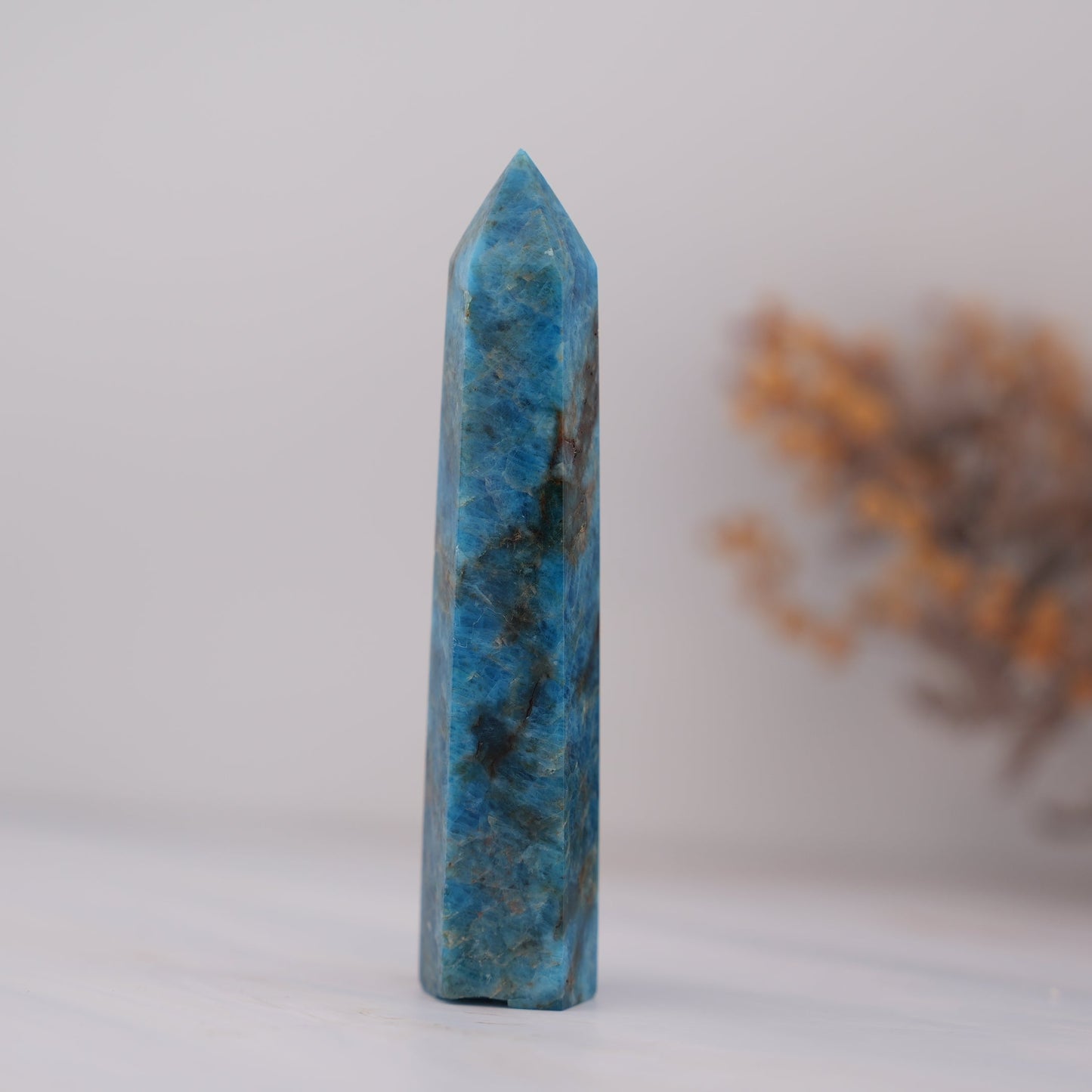 迷いから抜け出して進むべき道が見える未来の石｜ブルーアパタイト タワー Blue Apatite Tower