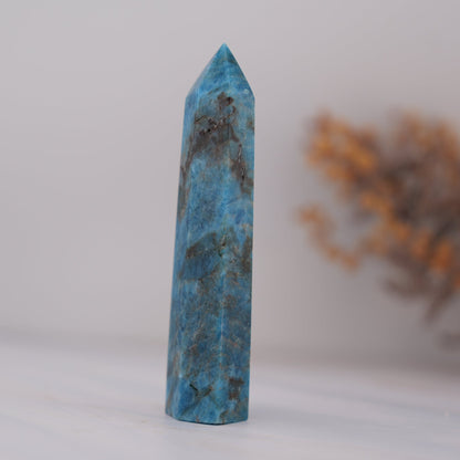 迷いから抜け出して進むべき道が見える未来の石｜ブルーアパタイト タワー Blue Apatite Tower