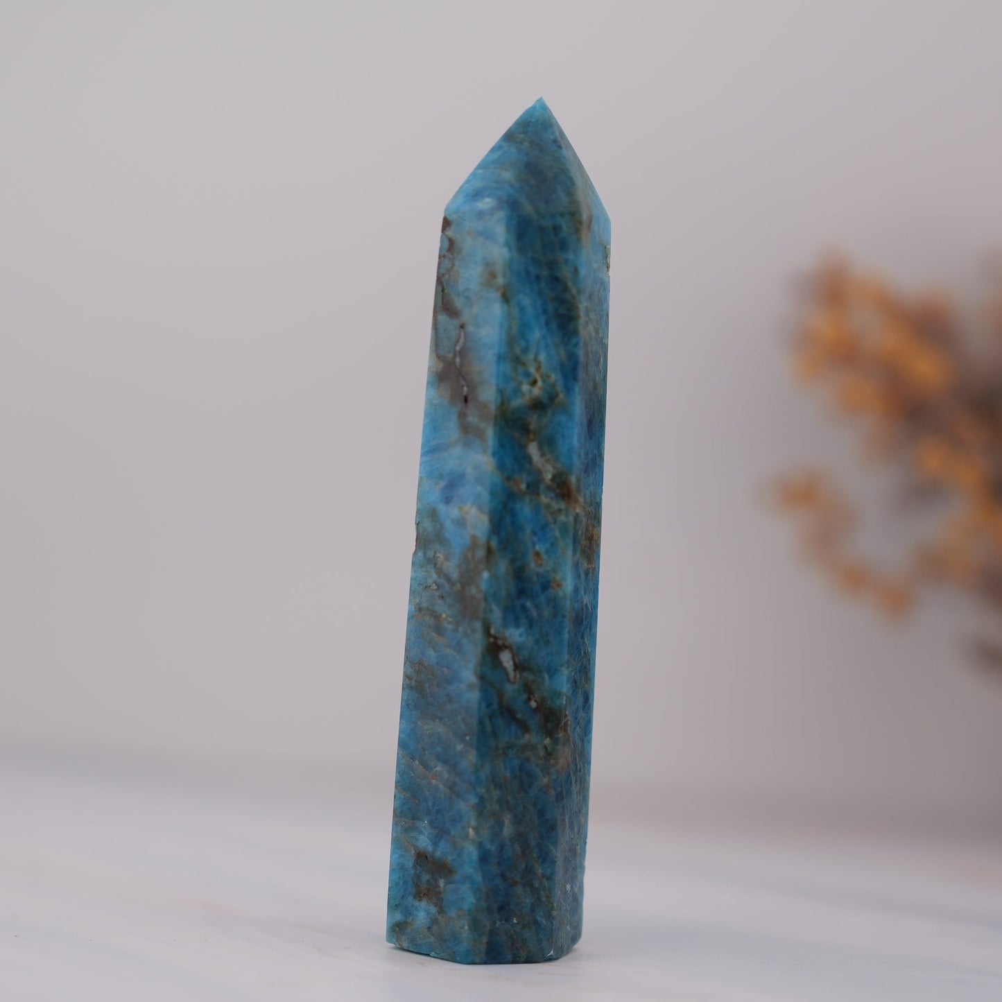 迷いから抜け出して進むべき道が見える未来の石｜ブルーアパタイト タワー Blue Apatite Tower
