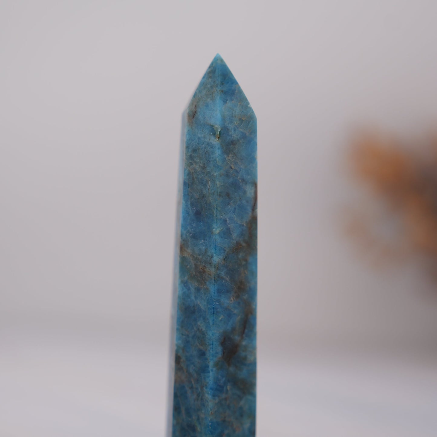 迷いから抜け出して進むべき道が見える未来の石｜ブルーアパタイト タワー Blue Apatite Tower