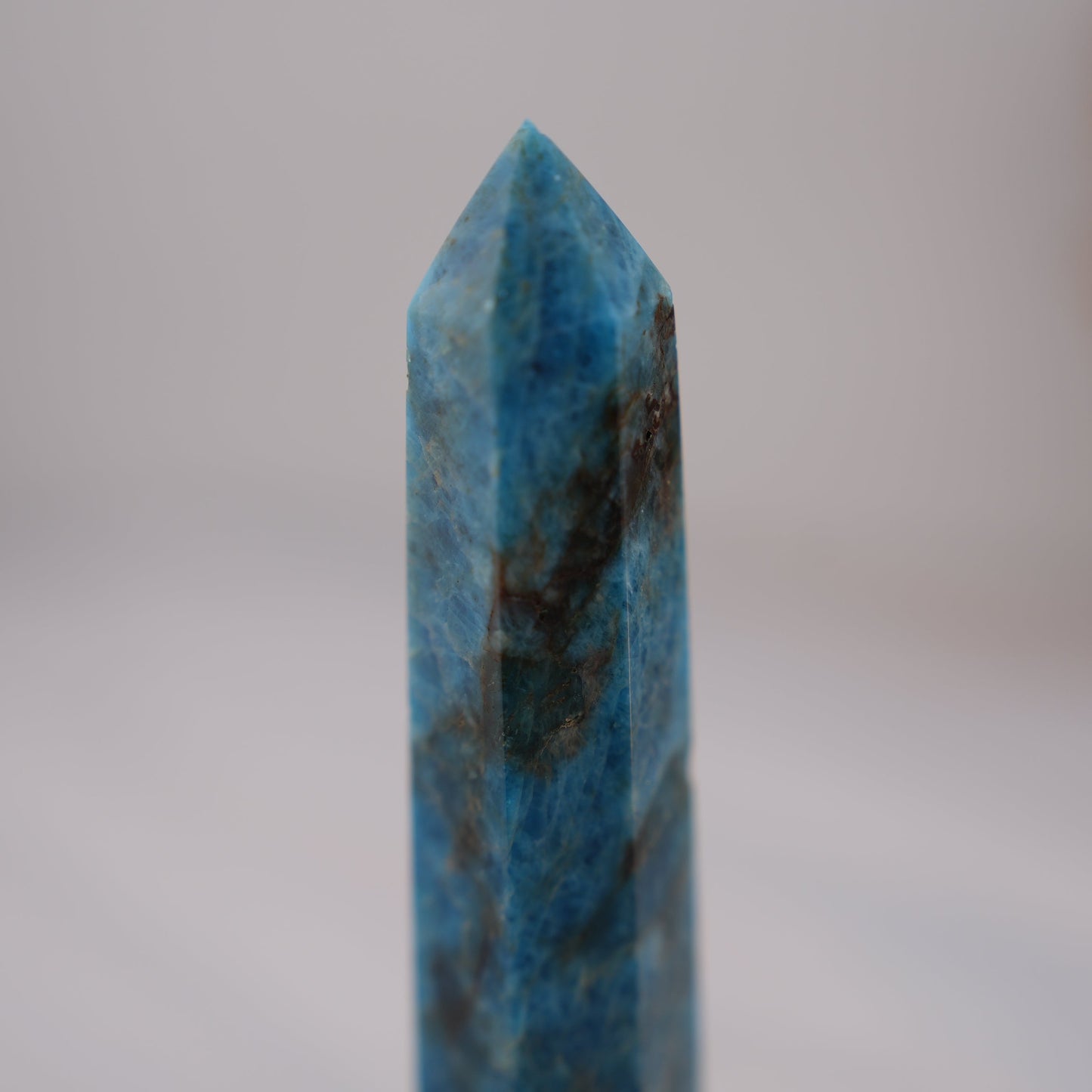 迷いから抜け出して進むべき道が見える未来の石｜ブルーアパタイト タワー Blue Apatite Tower