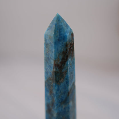 迷いから抜け出して進むべき道が見える未来の石｜ブルーアパタイト タワー Blue Apatite Tower